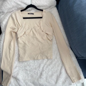 Set från Gina Tricot med linne och bolero - Säljer ett så fint bolero set från Gina Tricot. Har klippt isär de från varandra så man kan använda de var för sig också!💕🌸 Har använt endast en enstaka gång så skicket är annars nytt💕