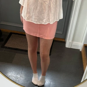 Rosa jeanskjol - Rosa jeanskjol i storlek 36 från Gina tricot. 36 cm tvärs över midjan och 40 cm lång. Mid/highwaist. Fint skick. Använd gärna köp nu!