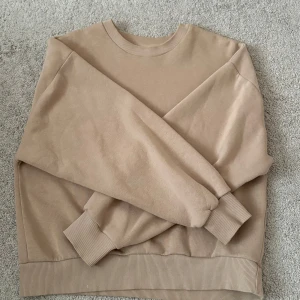 Sweatshirt ifrån Gina Tricot  - Säljer en sweatshirt ifrån Gina Tricot som inte längre kommer till användning i storlek xs. Använd men inga defekter/fläckar. Pris går att diskuteras, för fler bilder eller frågor skriv privat💕