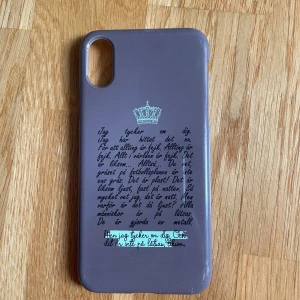 Brun mobilskal med citat från Young Royals - Snyggt brunt mobilskal med ett citat från tv-serien Young Royals. Skalet har en stilren design och passar perfekt för att ge din mobil ett personligt uttryck. Perfekt för dig som vill ha något unikt och stilrent.