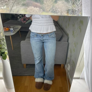 Jeans lowwaist utsvängda lågmidjade  - Jeans, midja (rakt över): 37cm innerbenslängd: 83cm har blivit lagade