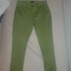 Chinos/kostymbyxor - Snygga fin byxor med en klassisk design. Byxorna har en knapp och dragkedja framtill samt hällor för bälte. Perfekta för en stilren look. Aldrig använda!