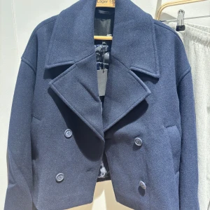 Lager 157 Marinblå kappa - As snygg kappa från lager 157 i storlek S! Den är aldrig använt och endast provat. Passar perfekt inför våren! Köp nu😍💕