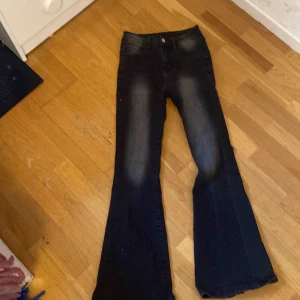 Svarta bootcut jeans - Snygga svarta bootcut jeans med en klassisk femficksdesign. De har en lätt tvättad look och knappar i midjan. Perfekta för en stilren och avslappnad look. Super snyggga från temu ❤️