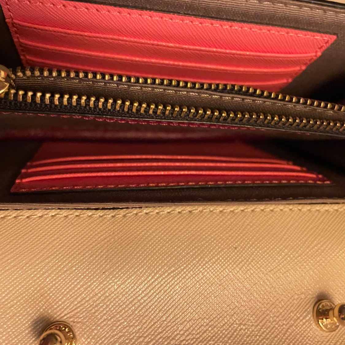 Beige axelväska med guldkedja - 2