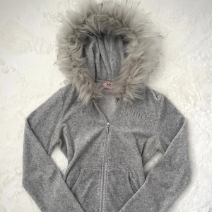 juicy couture fur zip up - ♡ handsydd därav fast pris! ♡ OBSERVERA! defekter förekommer (se slide 4), vid denna anledning säljs koftan för billigare än vanligt <3  ♡ endast handtvätt då tvättmaskin + torktumlare förstör pälsen! 