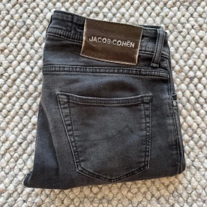 JACOB COHEN JEANS - Jacob Cohen Jeans - Storlek: 32, Benlängd 102cm, midja 41cm - Modell: Nick Slim fit - Nypris 5000kr - deluxecloset