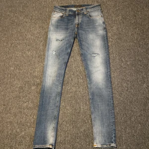 Blå Nudie jeans med slitningar - Säljer dessa extremt feta och eftertraktade Nudie jeans | Riktigt fet tvätt och slitningar | Mycket bra skick🤩| Storlek W29 L30 | Priset är ej hugget i sten | Hör av er vid frågor och funderingar//