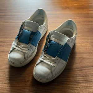 Valentino calfskin open sneaker - Stilrena Valentino sneakers i blå detalj. Använts väl men ser fortfarande bra ut och fungerar perfekt!