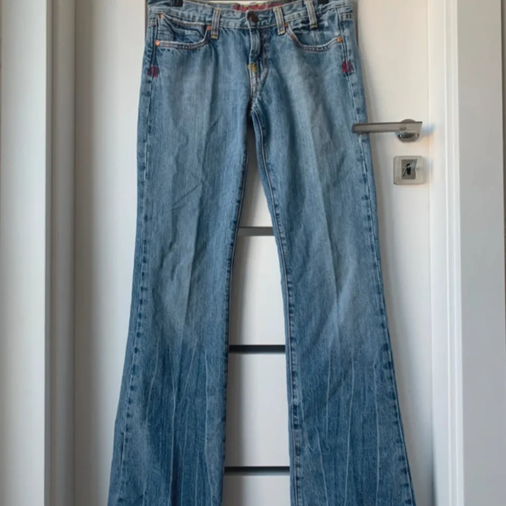 Super snygga helt nya från vinter köpta för 900kr säljs för 600kr 470kr vid snabbt köp! Eller köp av fler saker! Kolla gärna in min profil! Mått finns på bilden de är super low älskar men passar inte❤️ fraktas samma dag. De är bootcut . Farkut & Housut.