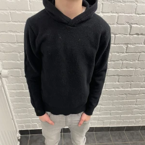 merinoull hoodie - Säljer denna trendiga merinoull tröja för ändast 450kr! Sorleken är S men sitter som XS. Den är i bra skick och har inga defekter.