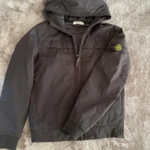 Svart jacka från Stone Island Junior - Svart Stone Island jacka i storlek 156 men passar betydligt större, passar dig runt 160-165! Kom privat vid frågor !😊