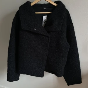 Teddyjacka - Så fin och trendig marinblå teddyjacka/kappa från Gina Tricot som är helt slutsåld🩷