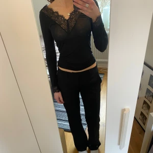 Kostymbyxor💗 - Säljer mina jättefina lågmidjade kostymbyxor från Bik bok för att de inte kommer till användning längre💗midjemått 36cm och innerbenslängd 77cm😇