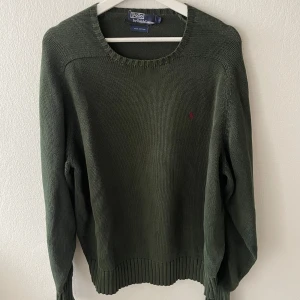 Ralph Lauren sweatshirt/tröja - Säljer en stilren grön tröja från Polo Ralph Lauren i 100% bomull. Tröjan har en broderad logotyp på bröstet och ribbade muddar vid ärmslut och nederkant. Perfekt för en avslappnad och klassisk look. Riktigt bra skick! Skriv för intresse osv!