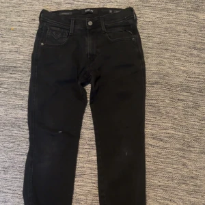 Svarta jeansbyxor från Replay - Snygga svarta jeans från Replay Hyperflex Anbass. De har en slim passform och är tillverkade i ett stretchigt material för extra komfort. 