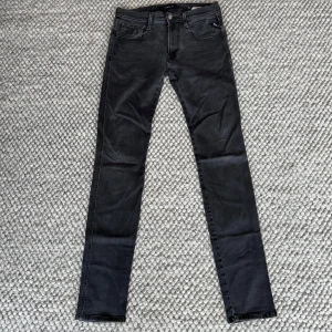 REPLAY ANBASS JEANS  - Replay anbass jeans - Slim fit passform - Storlek W31/L34 - Nypris runt 1800kr -  Deluxecloset