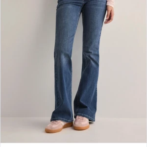 Blå bootcut jeans från Nelly - Snygga blå bootcut jeans från Nelly. Använd kanske 3 gånger, skriv vid frågor, och kan gå ner i pris❤️