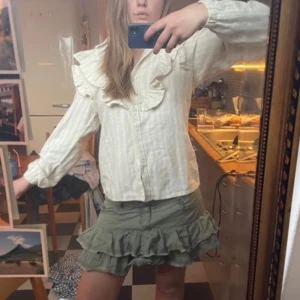 Blus med volanger  - Jättefin blus med volanger och ränder. Från stay och superbra skick❤️passar storlekar från S-L beroende på hur man vill att den ska sitta . Jag har storlek S