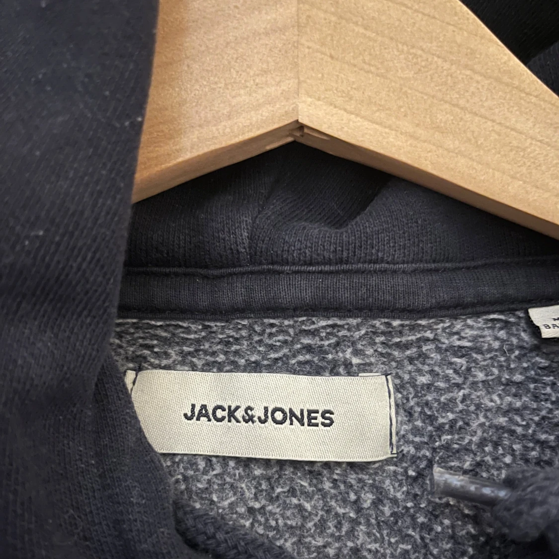 Svart/marinblå hoodie från Jack & Jones - 1
