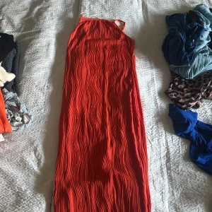  klänning - Snygg klänning med plisserad design. Perfekt för en elegant look med sin långa längd och unika stil. Passar utmärkt för speciella tillfällen.