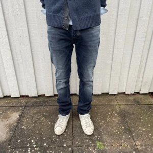 Nudie Jeans  - Säljer ett par Nudie Jeans i modell Tape Ted. Tvätten heter blue/black. Jeansen är i nyskick. Det är storlek W31/L32. Vid minsta fråga eller fundering är det bara att höra av sig😄🙌
