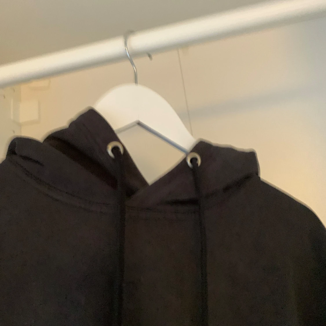 Svart croppad hoodie med tre kvarts ärmar - 4