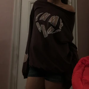 Brun tröja med text - Brun tröja med texten 'IN MY ARMS'