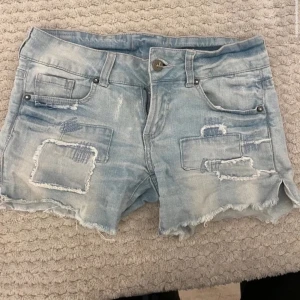 Ljusa jeansshorts med slitningar - Snygga ljusa jeansshorts med coola slitningar och fransiga kanter. 