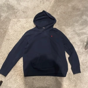 Ralph Lauren hoodie - Säljer min Ralph Lauren hoodie som är i ett gott skick. 
