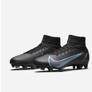  fotbollsskor Nike mercurial - Snygga nike mercurial superfly 8 PRO fotbollsskor med blå detaljer och snörning. Skorna har en strumpliknande passform för extra stöd och komfort. Använd i nästan 1 år men är i jätte bra skick. Skriv om ni vill se bilder. Pros går att diskuteras 