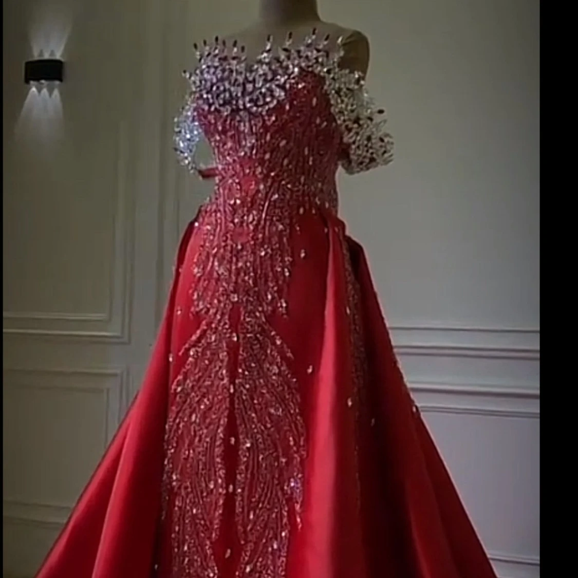 Röd långklänning med paljetter