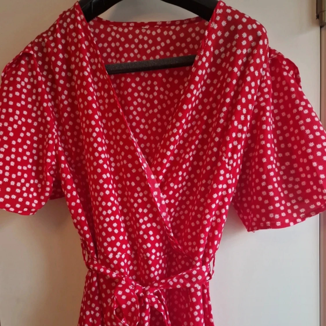 Röd prickig omlottklänning - 1