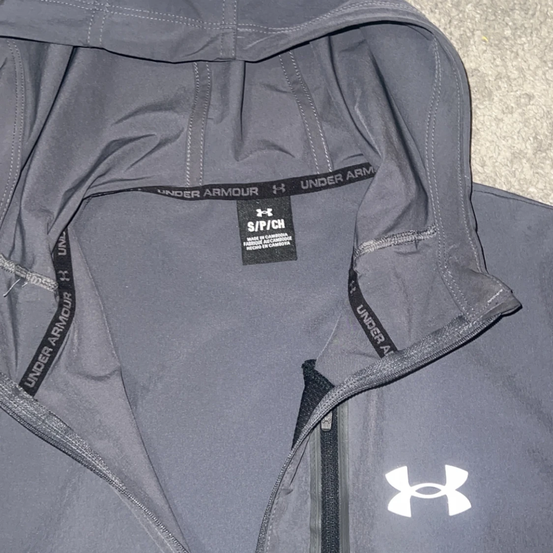 Grå och svart jacka från Under Armour - 2