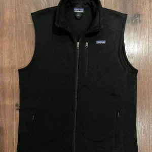Patagonia väst  - Säljer min Patagonia väst. Västen är använd fåtal gånger, den är som helt ny i skick. Kontakta för mer bilder. Priset kan diskuteras vid snabb affär 👌