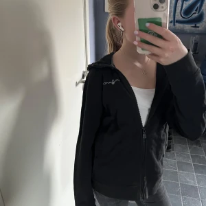 Svart hoodie - Snygg svart hoodie från sail racing med dragkedja. Storlek 170. Tveka inte att skriva om ni har frågor! Köpt för cirka 1000 säljer för 400, pris kan diskuteras!
