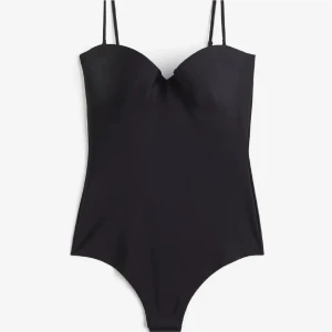 HM body is svart - Säljer den populära HM body oanvänd med lapp var🥰 Storlek 80C men passar mig som har 75C och storlek S