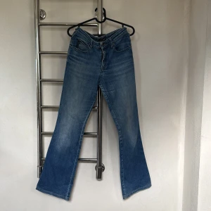 Armani jeans  - Jättefina Armani jeans, säljer då de är för små! De är bootcut och midwaist!