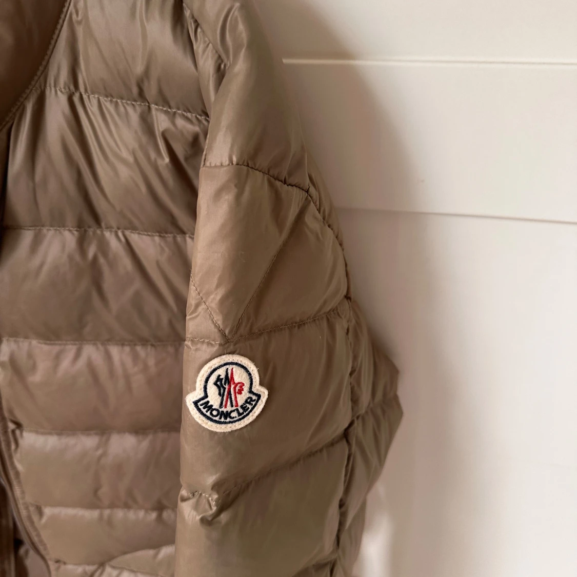 Beige dunjacka från Moncler - 2