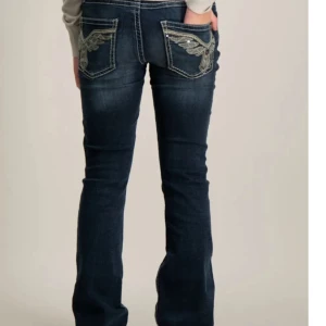 Mörkblå bootcut jeans med broderade fickor - mörkblå lågmidjade bootcut jeans från Gina Young i storlek 164, använt få gånger och säljer för att jeansen inte kommer till användning. Svårt att hitta jeansen på ginas hemsida, och inga storlekar kvar på kidsbrandstore. Kom privat om mera information💗💗