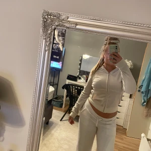 Beige hoodie från Juicy Couture - Säljer en snygg beige hoodie från Juicy Couture. Den har en dragkedja framtill och är tillverkad i ett mjukt material som ger en lyxig känsla. Perfekt för en avslappnad stil. Hör av dig vid intresse! ✨