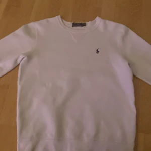Vit tröja från Polo Ralph Lauren - Säljer en extremt fin vit lite tjockare Ralph Lauren tröja, tröjan är endast använd 1 gång då den var för liten för mig, så den är verkligen i ny skick, nypris är runt 1499, vid snabb affär kan priset diskuteras, tveka inte på att höra av er😃