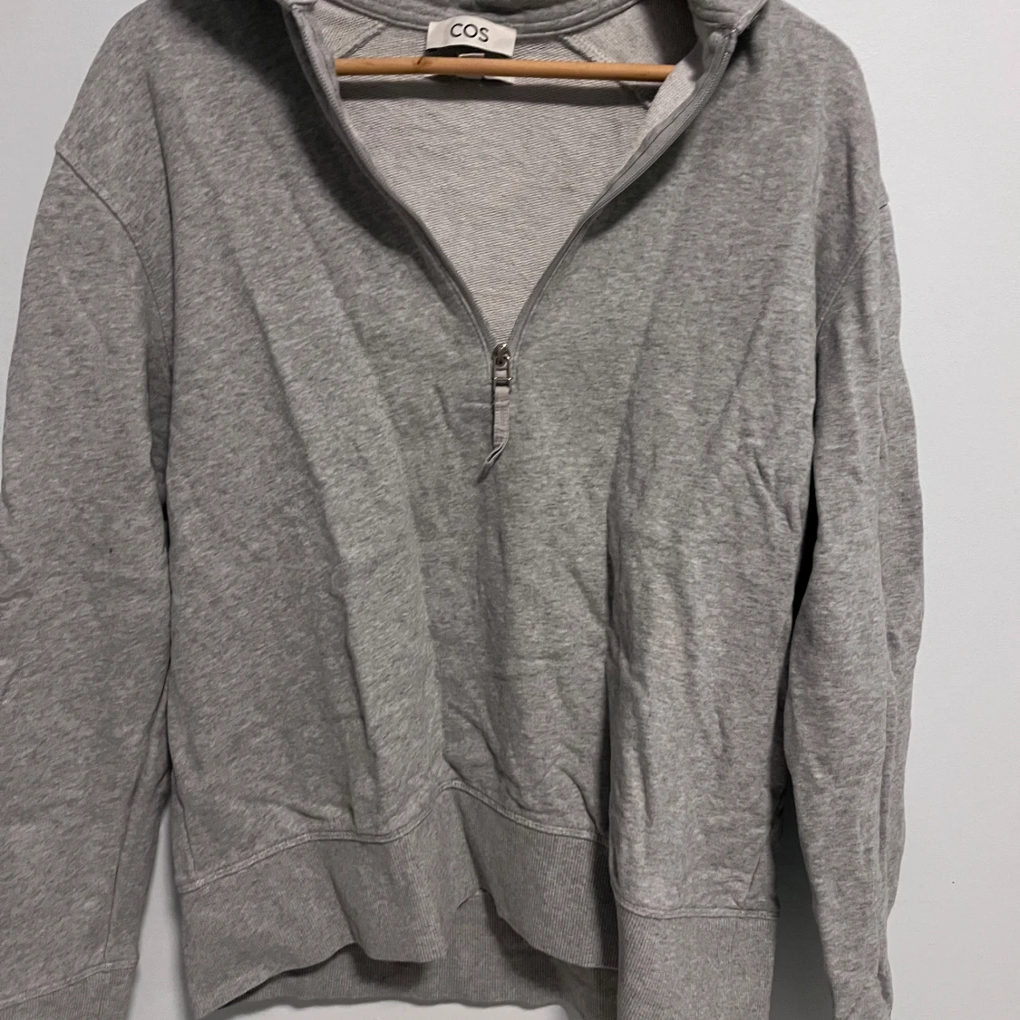 Grå tröja med dragkedja från COS - 1