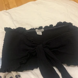 Svart topp från new yorker - Säljer en svart offshoulder topp från New Yorker, står ej för frakten, liten i storleken skulle jag säga💗 Skriv privat för bild på💗