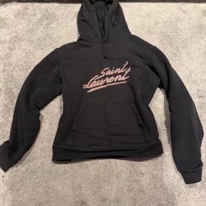 Saint Laurent hoodie  - Snygg svart Saint Laurent hoodie storlek L men passar mindre!
