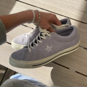 Converse - Snygga ljuslila sneakers med en stjärndetalj på sidan. Storlek 40