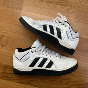 Adidas Tyshawn skor  - Aidas Tyshawn skateskor, endast använd 4-5 gånger men har ändå ett lite större ”slitage” på vänstra skon just för att jag har använt dom när jag skejtat. Detta är dock inte något som påverkar kvaliteten på skon, bara färgen som lossnat lite! Lite fläckar finns också men garanterat någon som går bort om man ger det ett försök :)