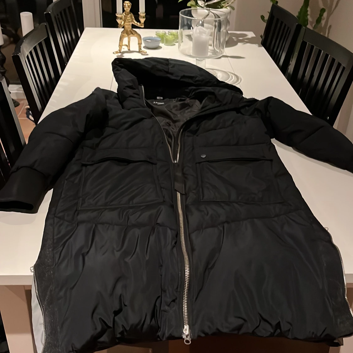 Svart dunjacka från Everest