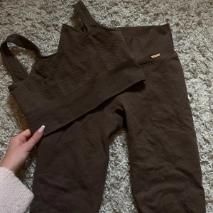 Aimin träningset -  snyggt och bekvämt träningset från aimin i deras  färg Macchiato! 😍🤎I storlek M på båda plaggen!❤️Älskar , men fel storlek . Ocanför pris gäller på båda plaggen tillsammans! Säljer varje del för 150 kr men alltså 250 ihop! Inga defekter 