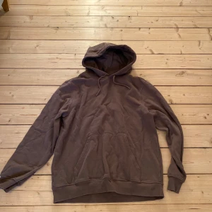 Brun hoodie - H&M - Säljer denna hoodie då den har blivit för liten för mig! Den säljs billigt, men är fortfarande i bra skick! Vid funderingar kring pris eller fler bilder så är det bara att kontakta mig! Kolla även in min sida. Säljer kläder sjukt billigt och då har du chansen att köpa bundles…Med vänlig hälsning, 👋  